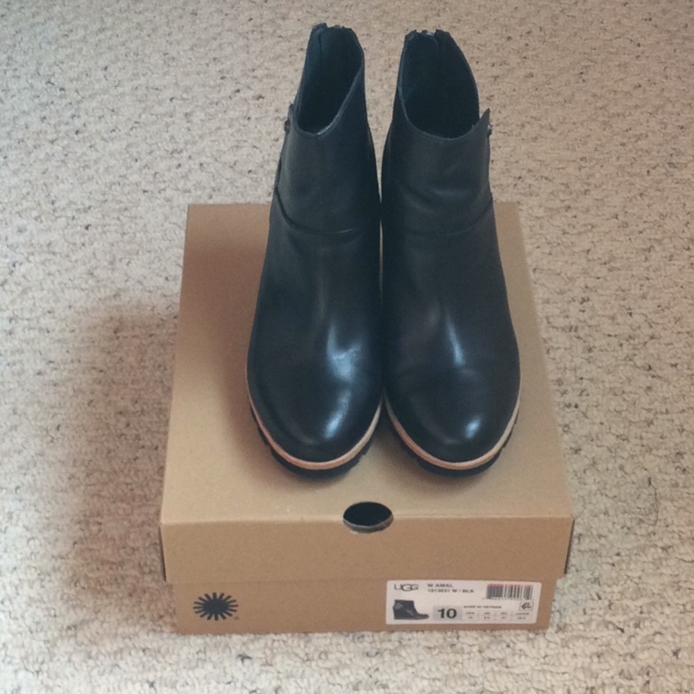 UGG AMAL BOOTIES